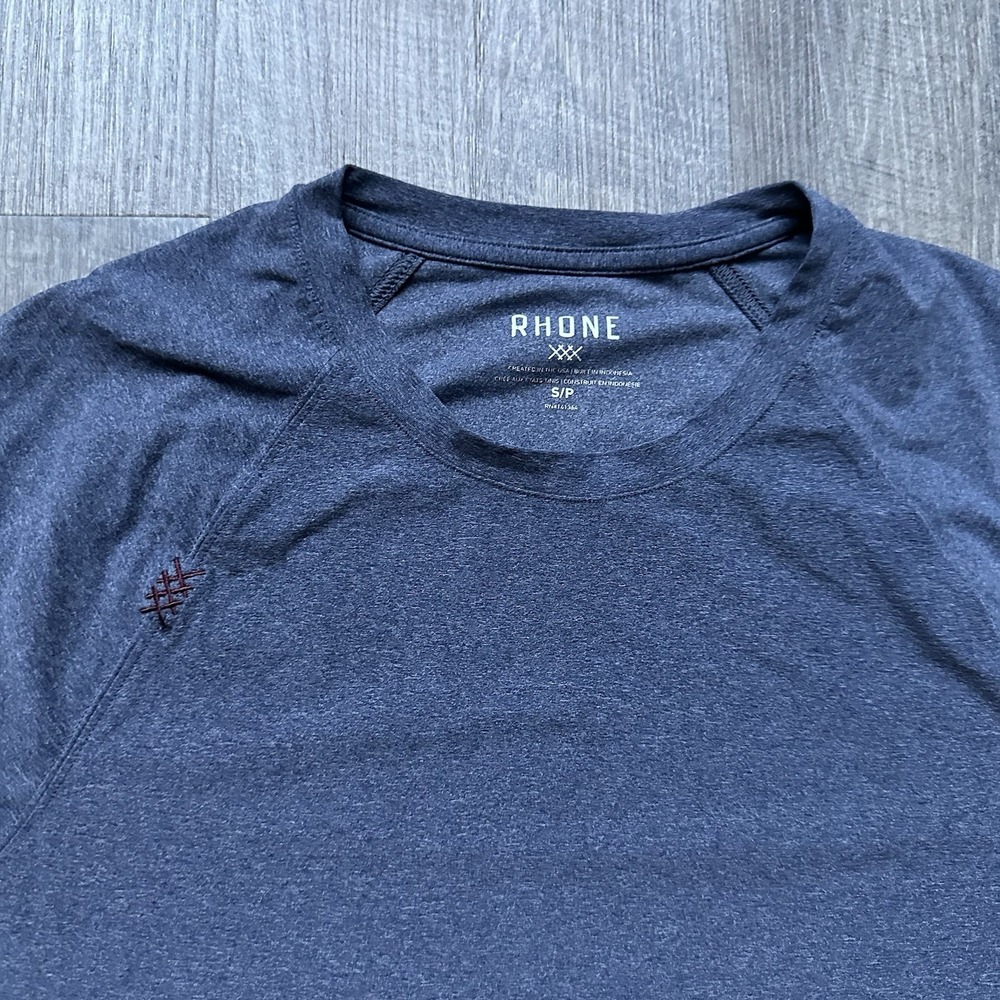 Rhone Reign Blue Performance Light Training Short Sleeve Shirt Men's Size Small